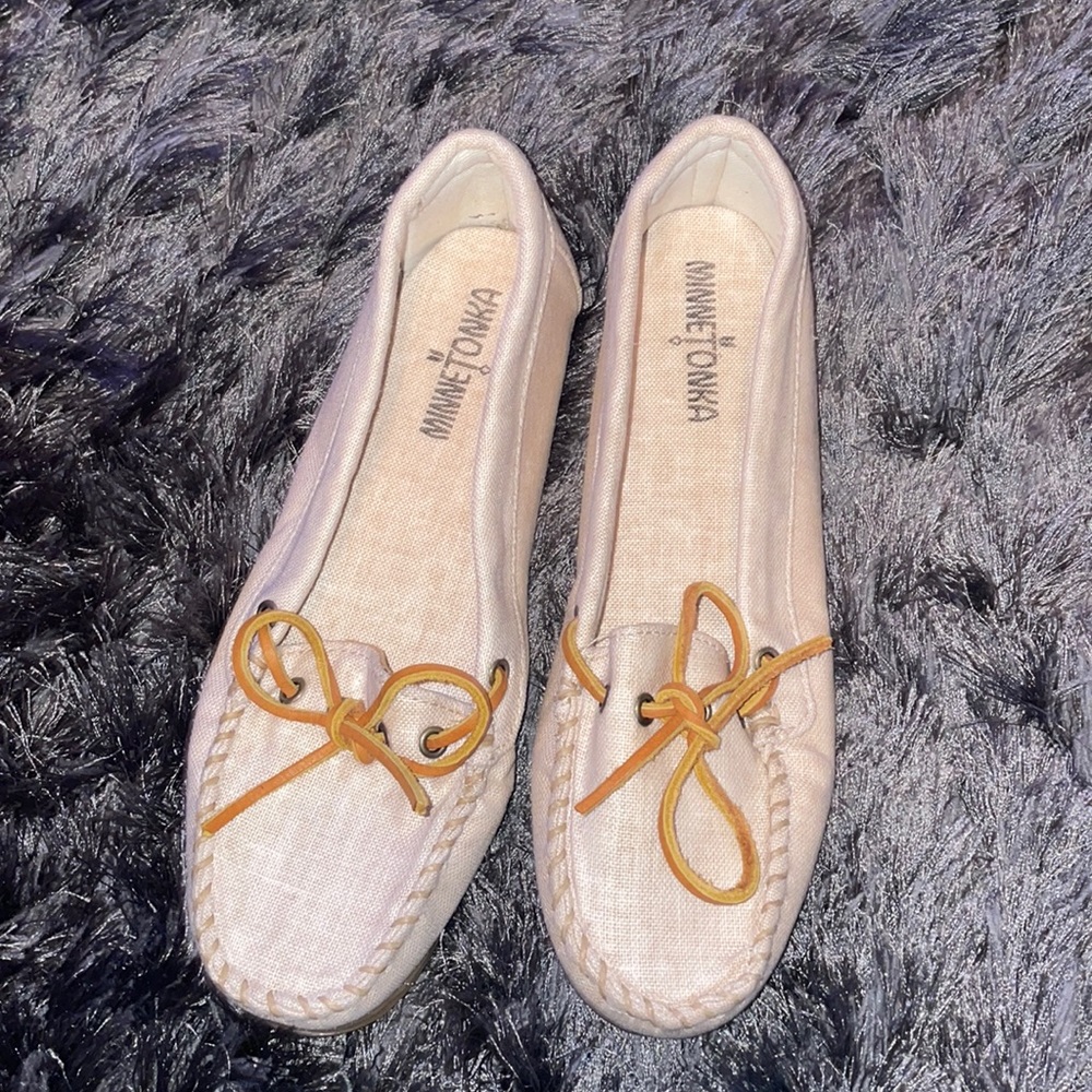 Minnetonka Moccasins Women Beige Canvas